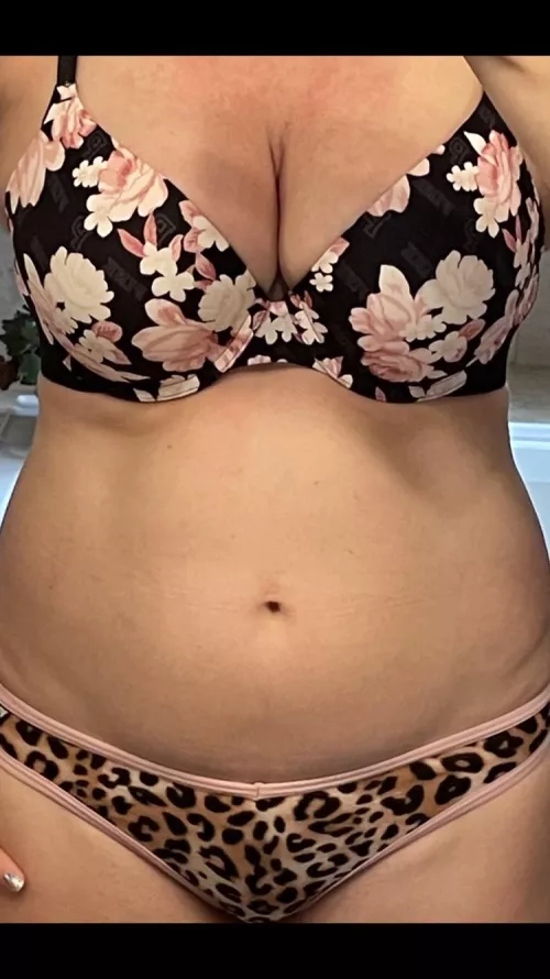 VAULT: 10/30/21 - VS black floral w/ leopard thong