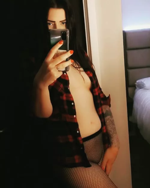 wanna see under the shirt? 😈 free onlyfans link in comments 💜