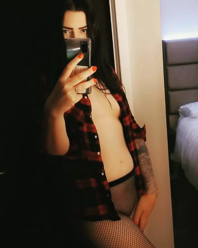 wanna see under the shirt? 😈 free onlyfans link in comments 💜
