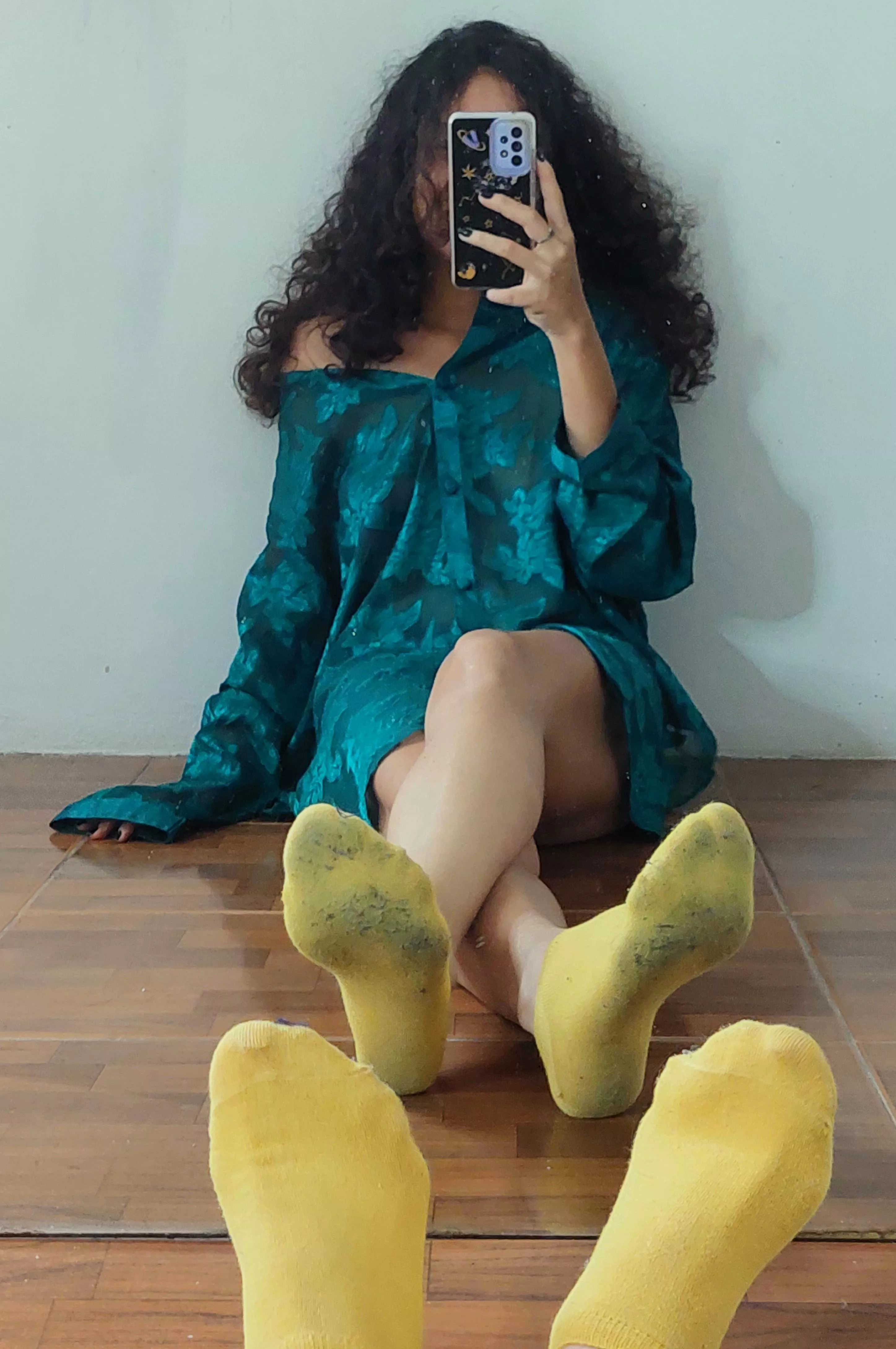 what a privilege for you would be worshipping my pretty dirty yellow socks 👸