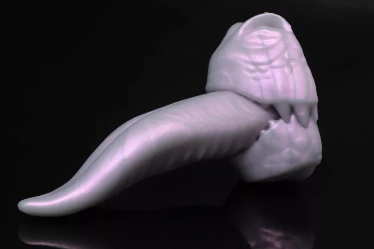 When you find a toy in the perfect nostalgic color 🥰 My favorite nail polish when I was a kid was this color (a light green to pink chameleon) and I wish I could remember the brand and name! s/m Winston's Tongue! 😍👅