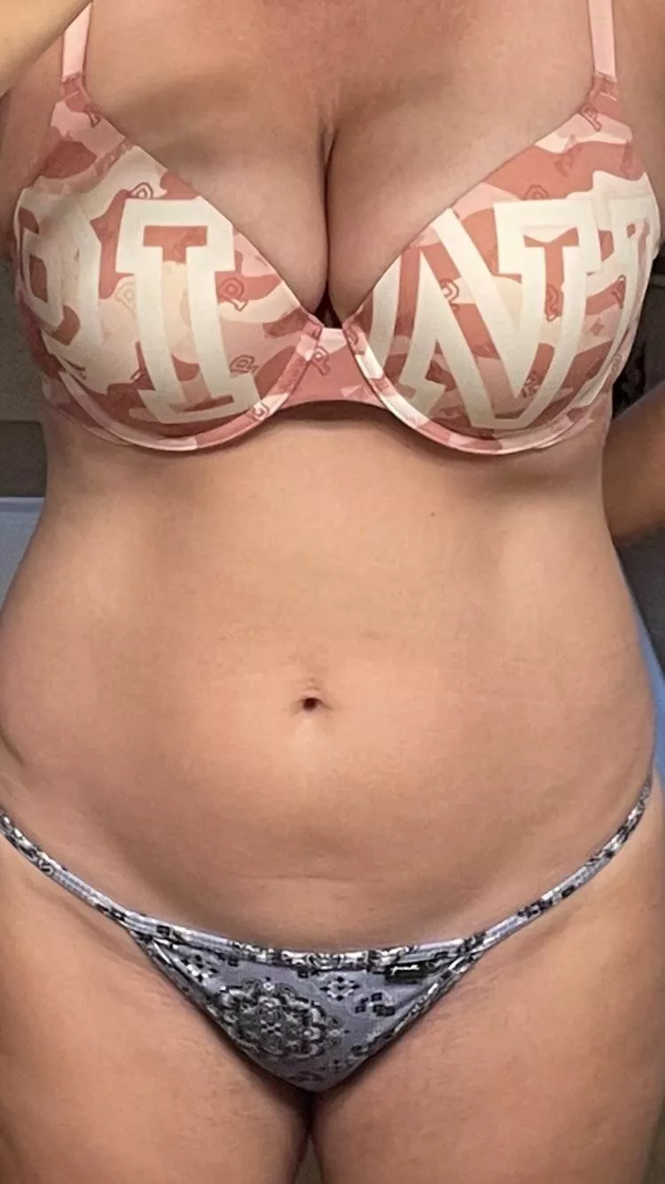 11/1/22 - VS peach camo PINK w/ lavender paisley string (NSFW)