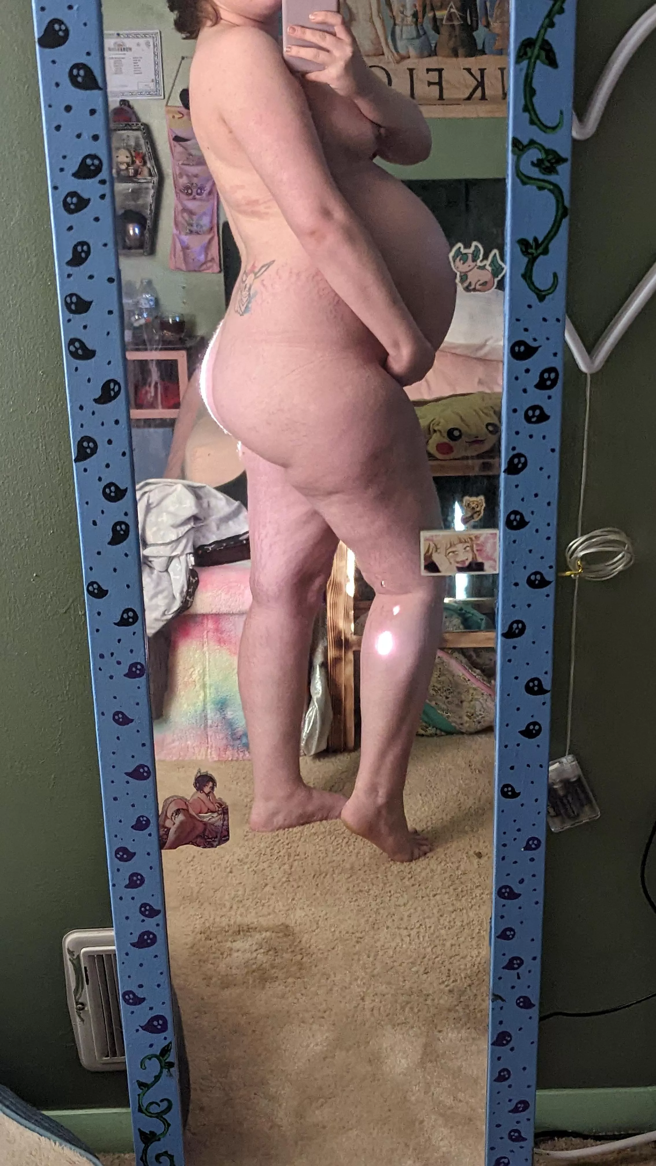 33 weeks and I'm feeling swollen... everywhere 😜