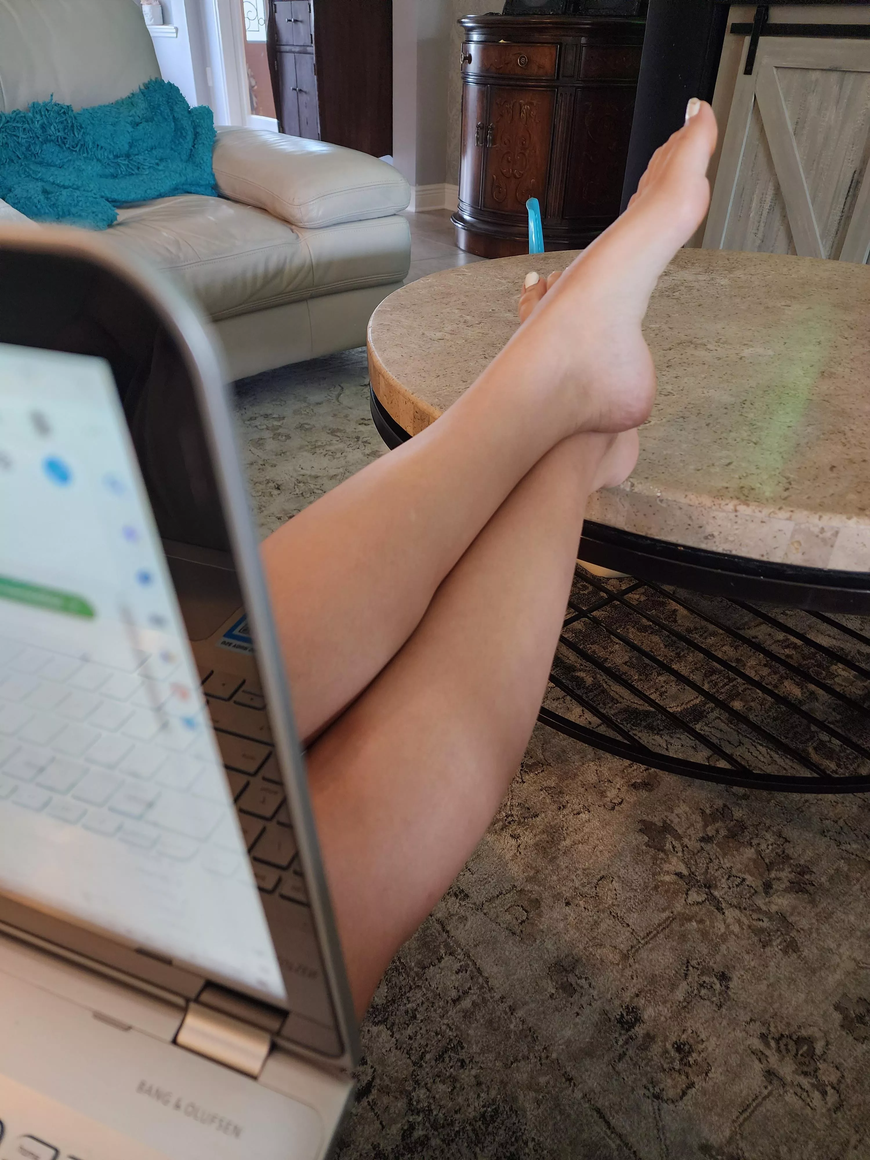 Come suck on mommy's toes while she works 😜