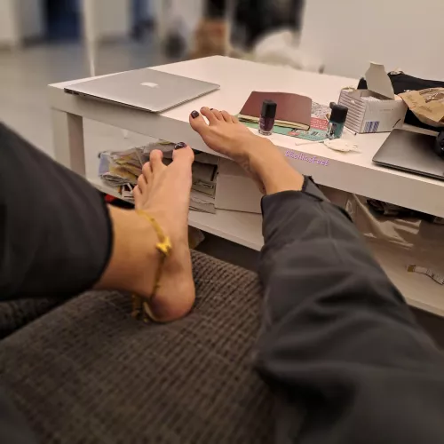 Do you want more of my size six feet? I like the combination of dark nail polish and a gold anklet ;)