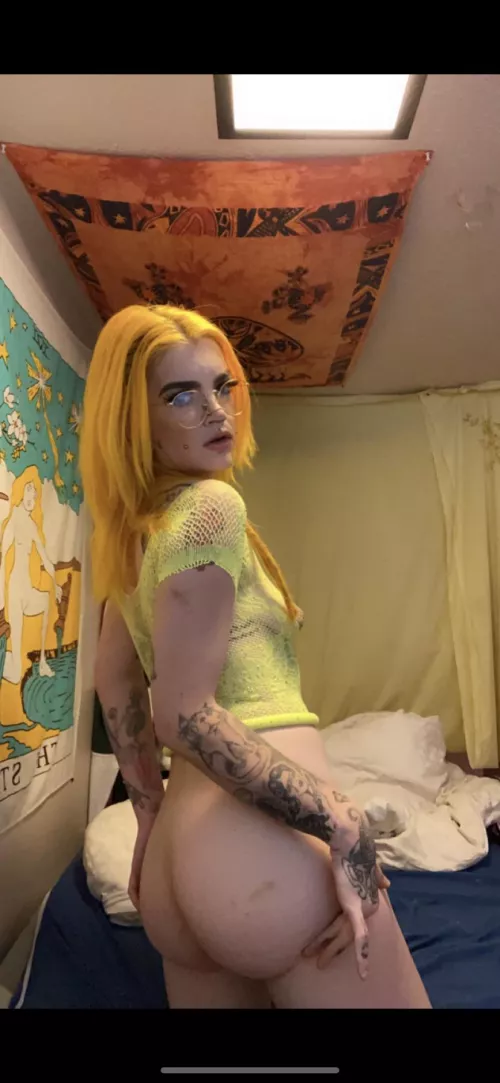 Does my yellow make you happy and horny? 😇