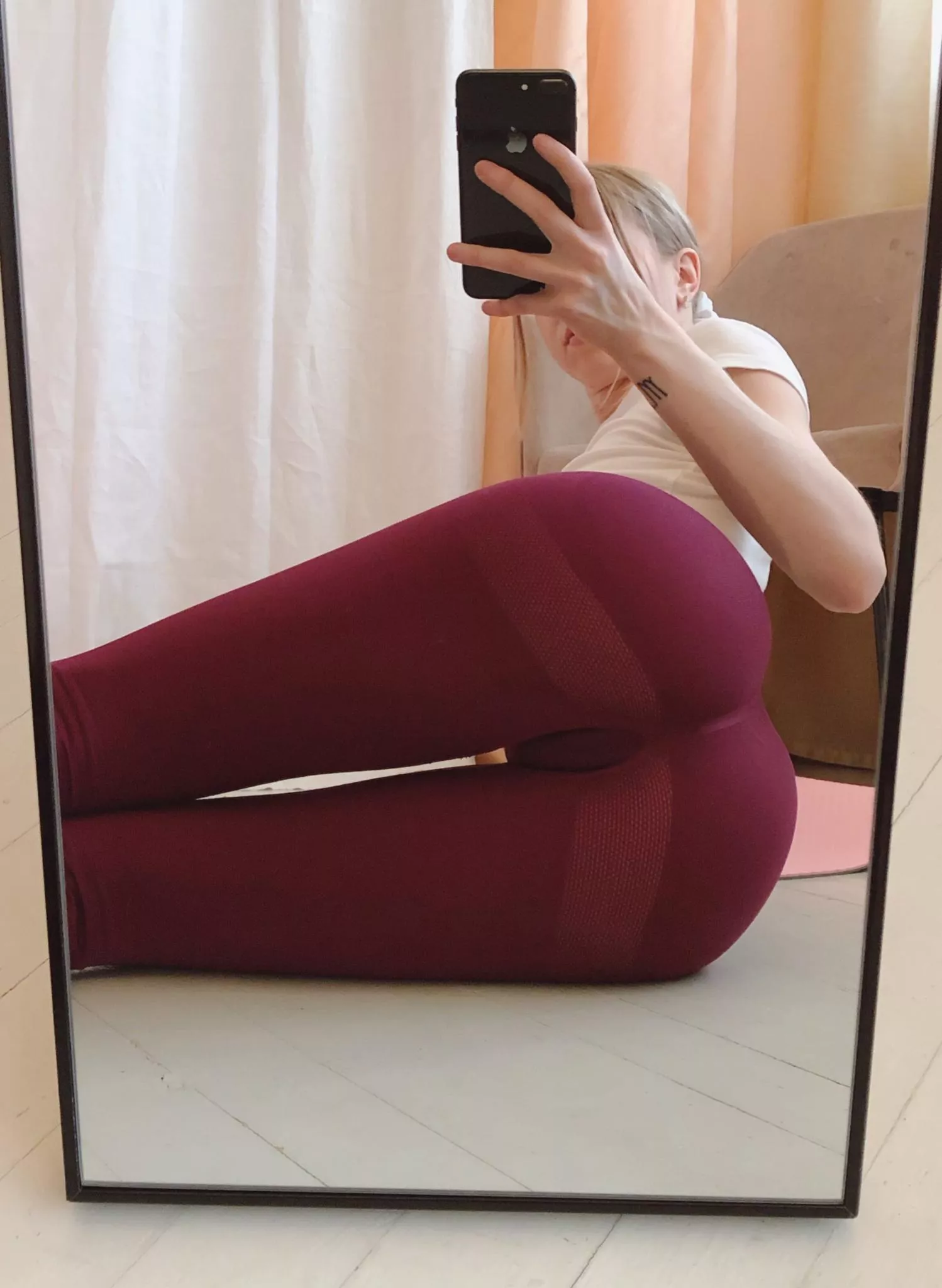 don’t forget to stretch before your workout 🍑