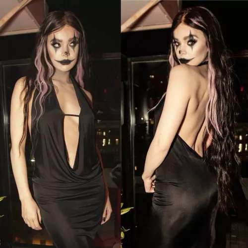 Halloween Hailee Steinfeld has me so hard.