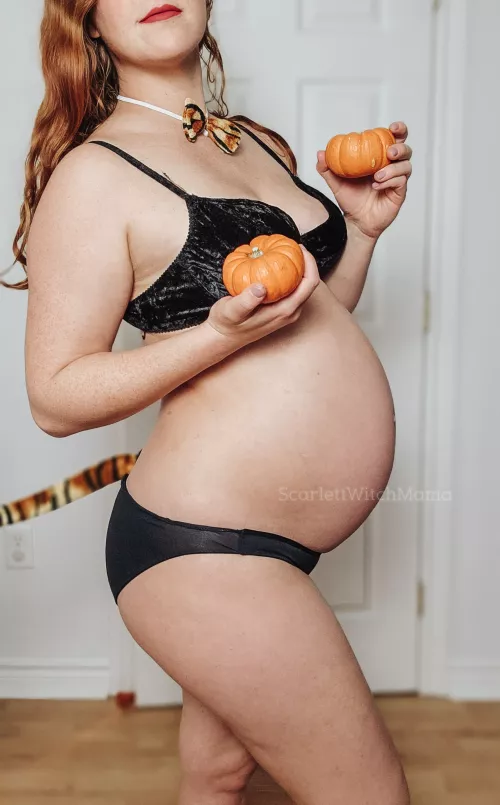 happy Halloween from this mama cat and her kitten 🐱🎃