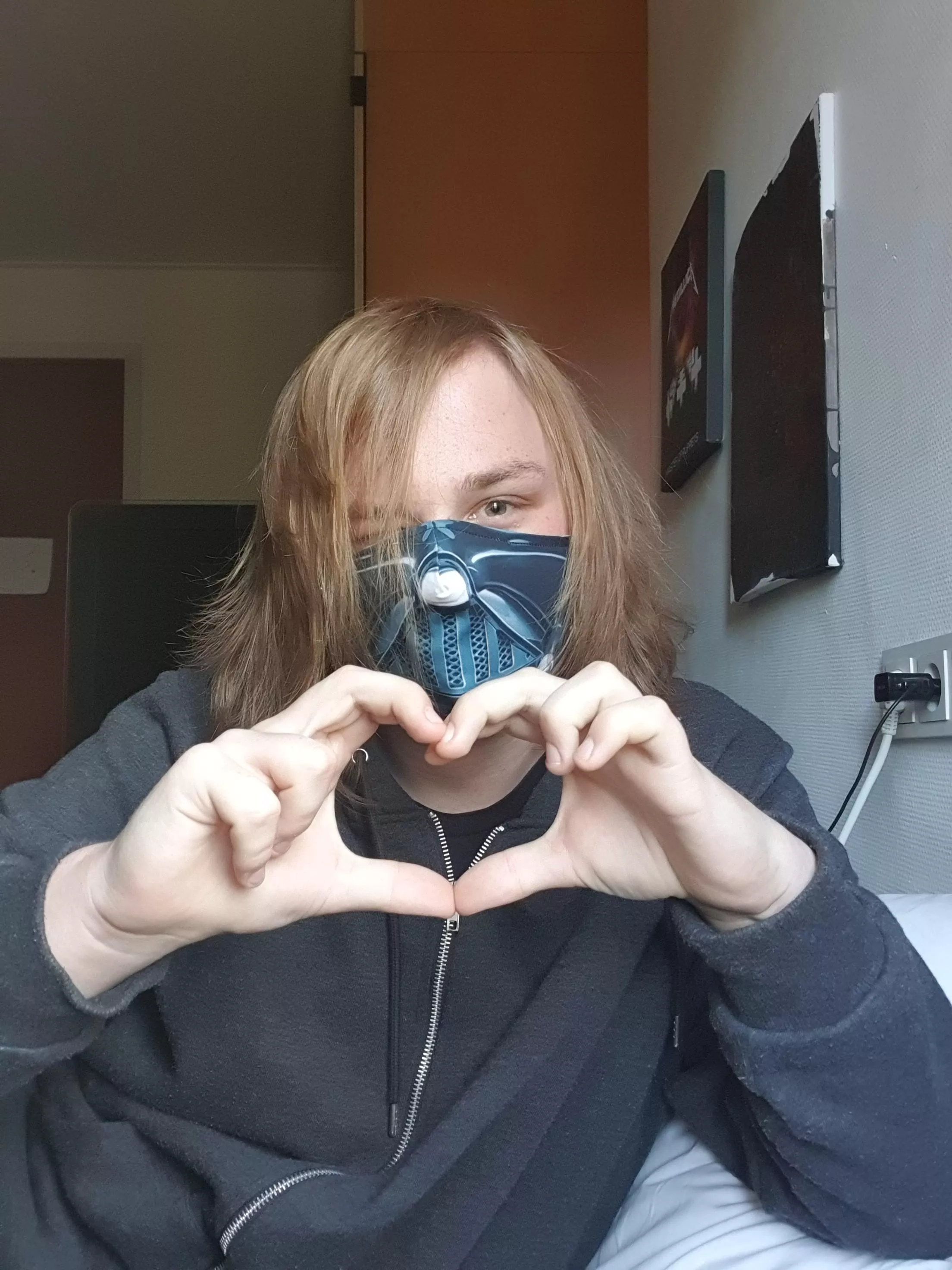 Hello :3 I just came to remind you that you're beautiful <3