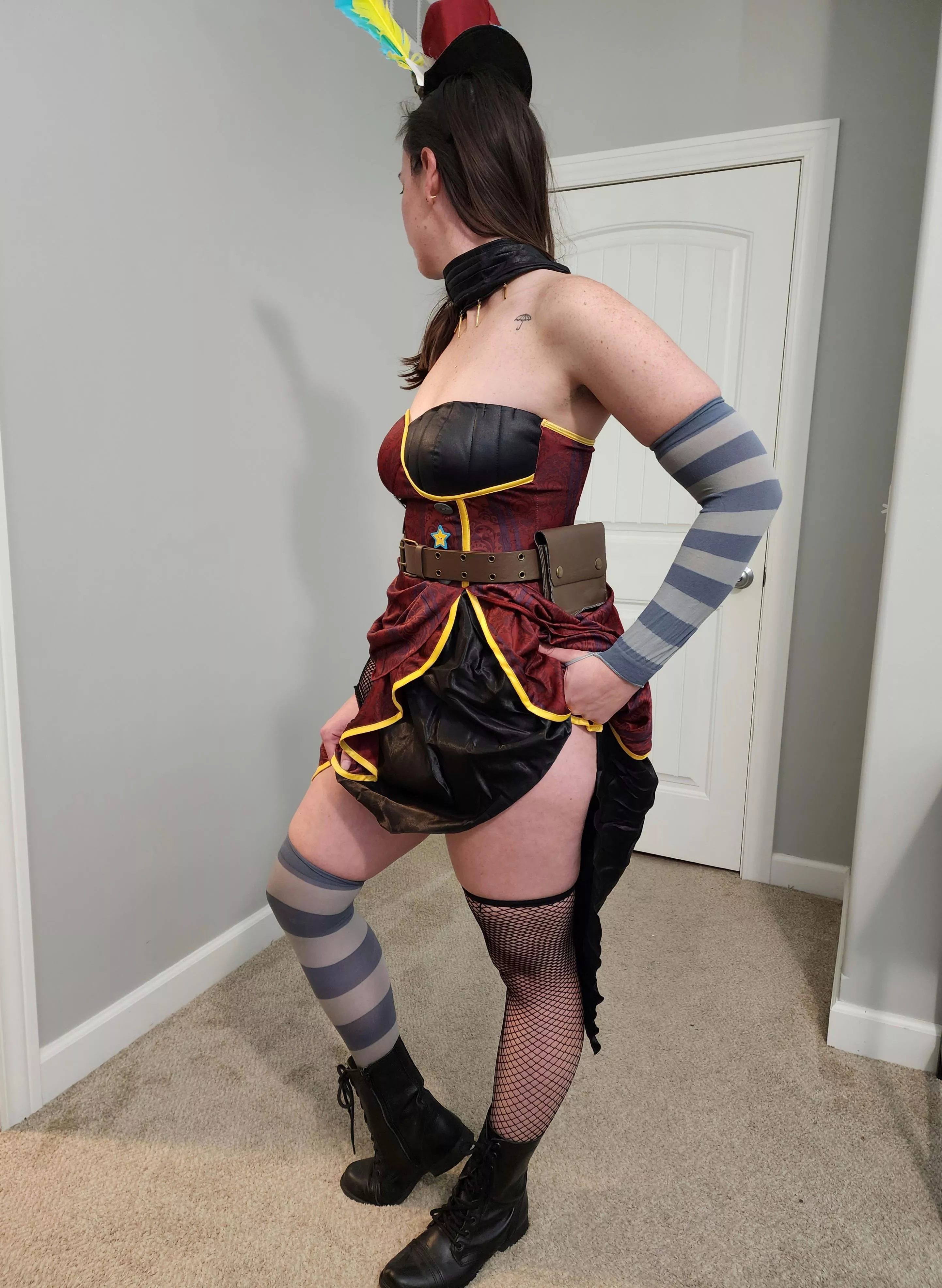 Hey, sugar. Let's head back to my place after the party tonight. [F]