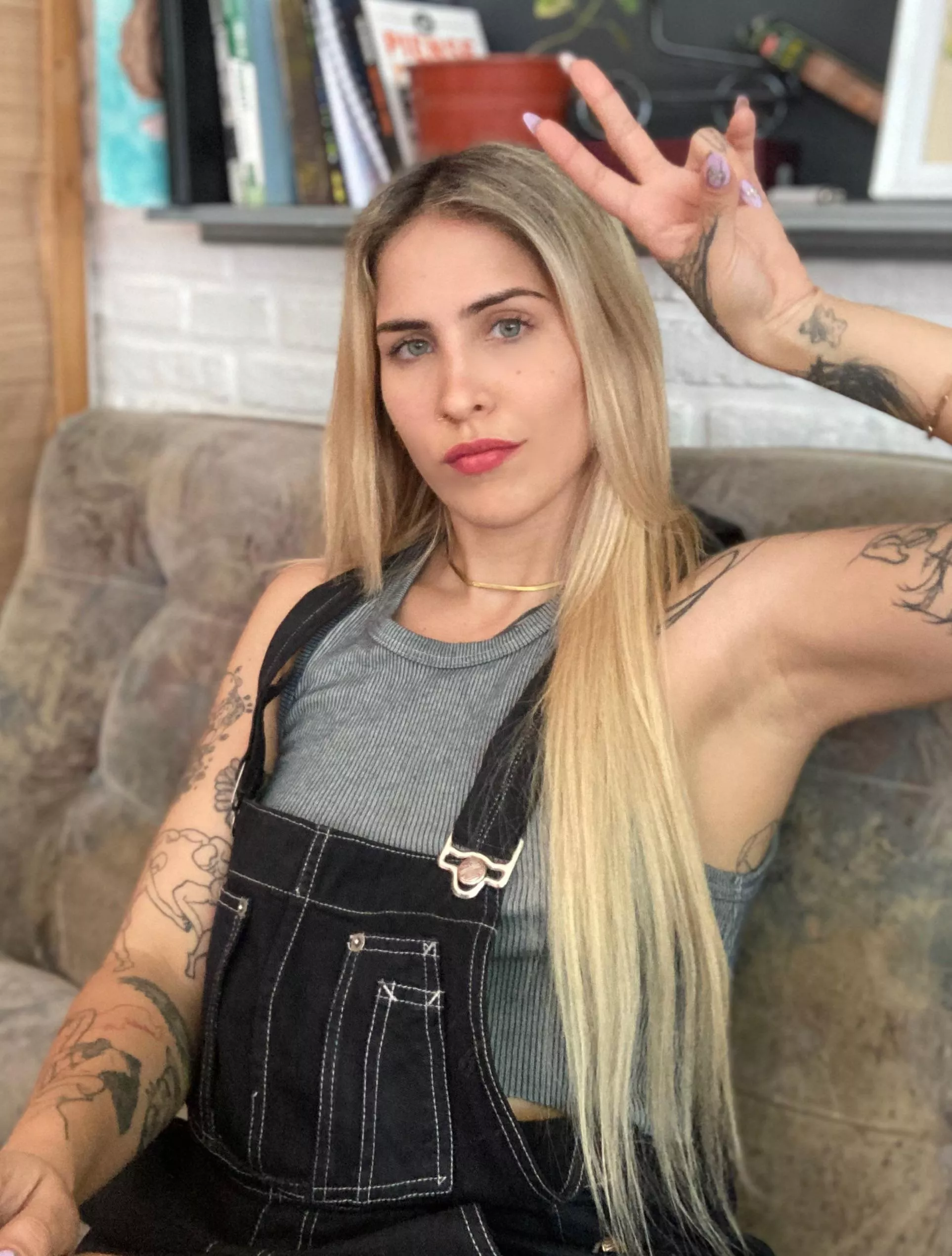 I didn’t post here in a while so here’s an armpit selfie 💓