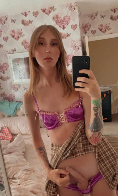 I find it difficult to get hard when alone :(