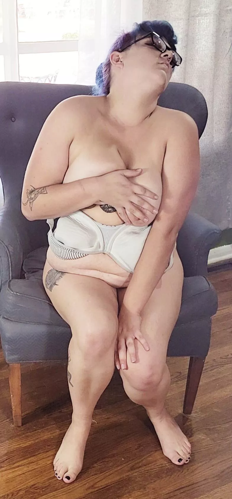 nipple play for titty Tuesday 👄🥵🖤💙