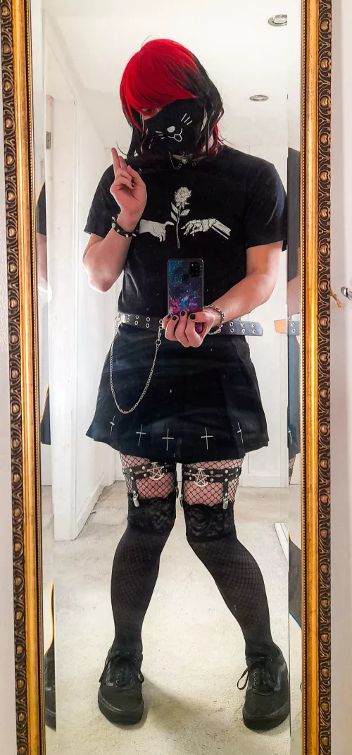 Play with my hair while you hold me 🖤