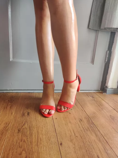 Red is my happy colour 🦶🏼❤️
