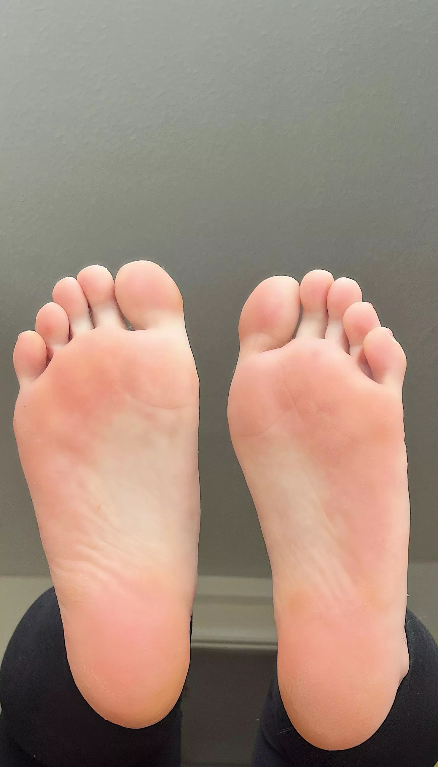 soles are so hot, do you want to lick them? 🤤