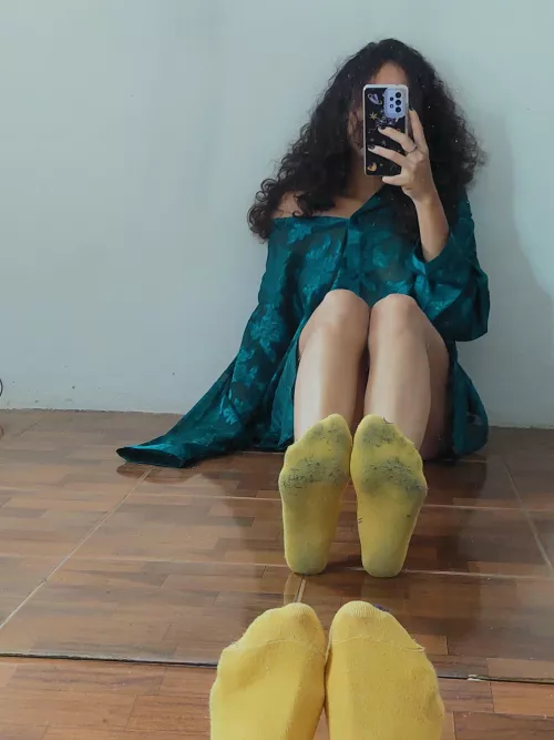 sooo start worshipping my pretty stinky yellow socks (f)