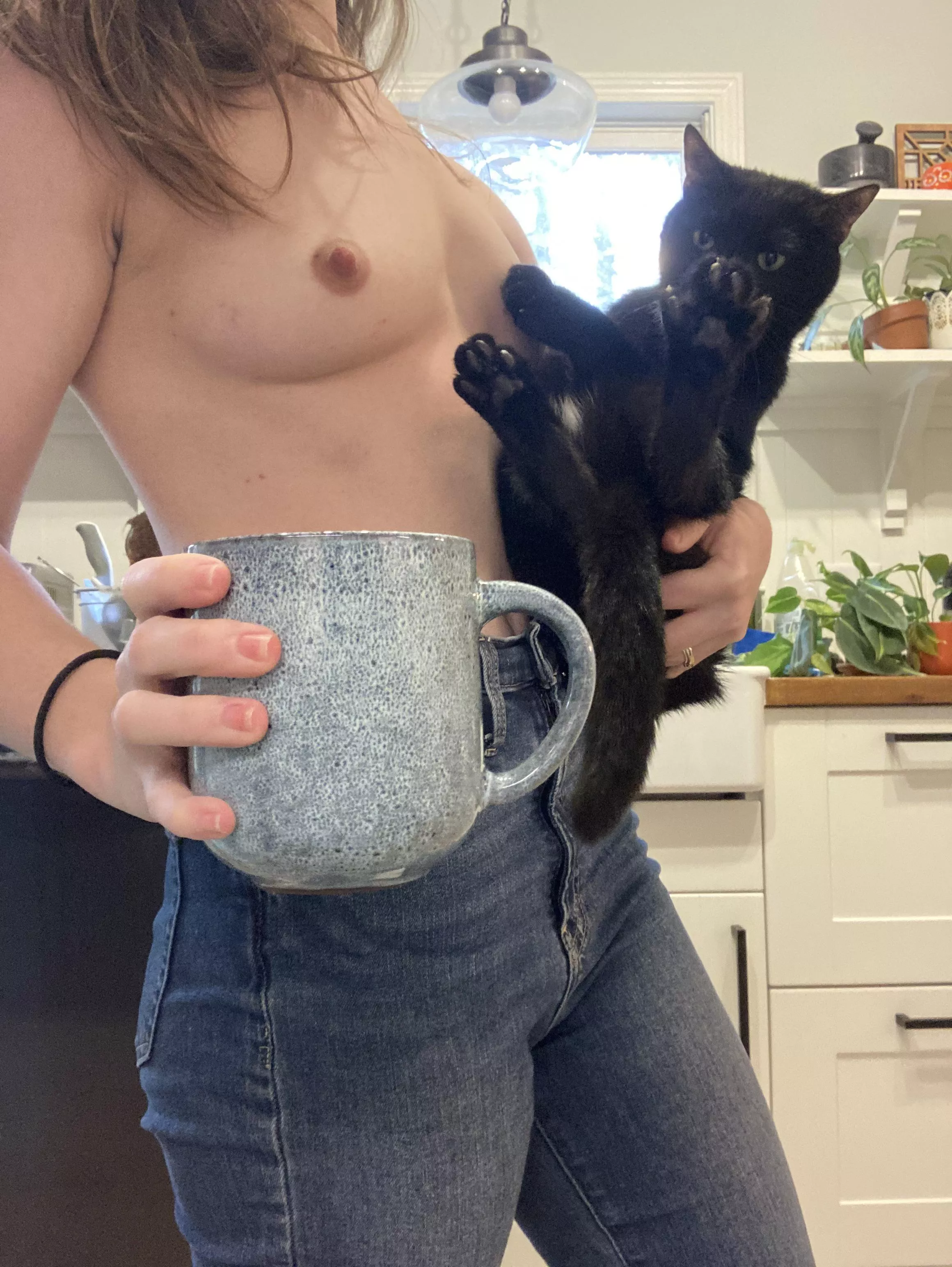 Squirt decided she absolutely had to be in this morning’s coffee pic. Looks like she regretted her choices pretty quickly 🤣