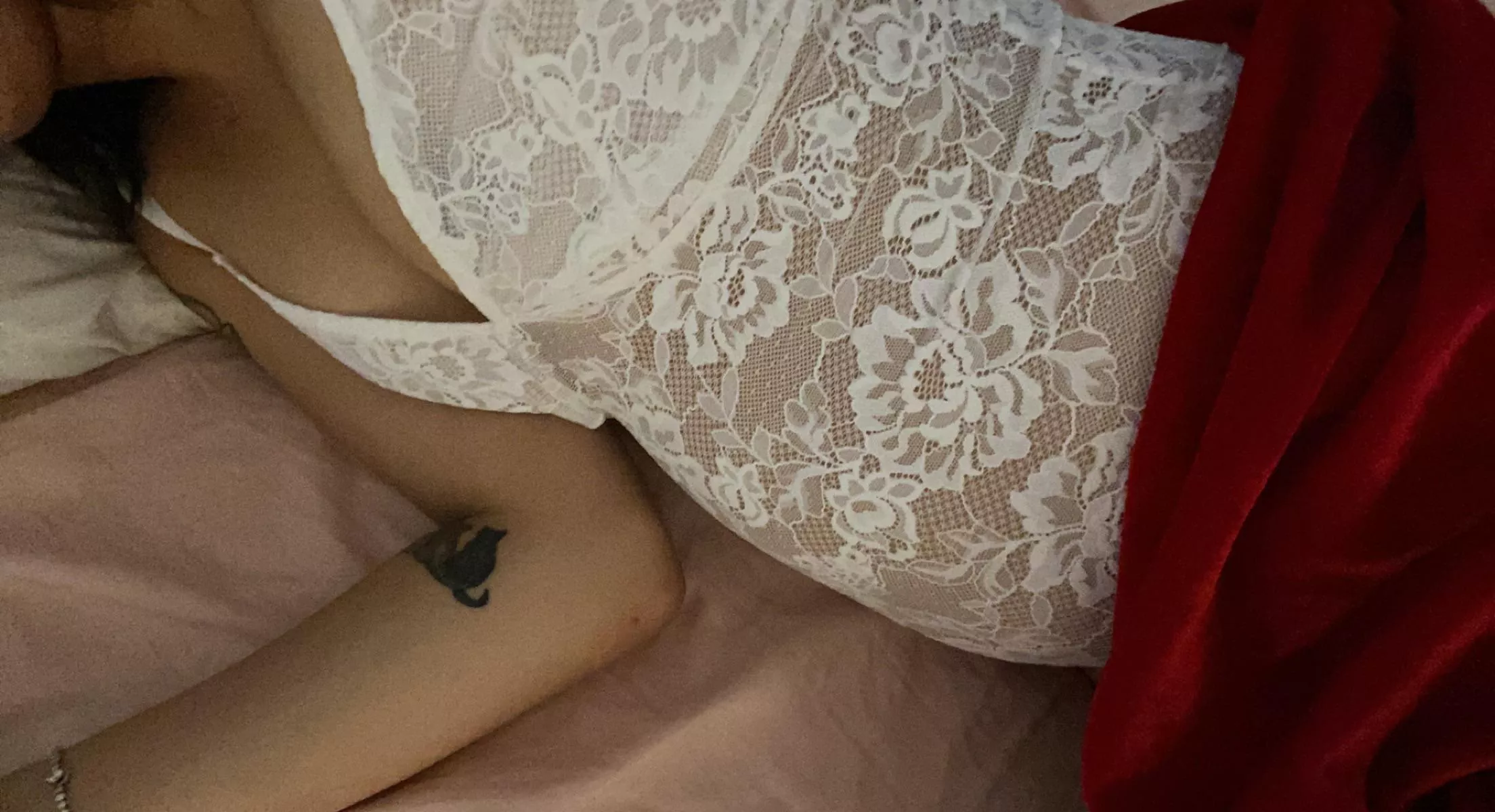 starting to grow my petite little belly 🤤🤰🏻