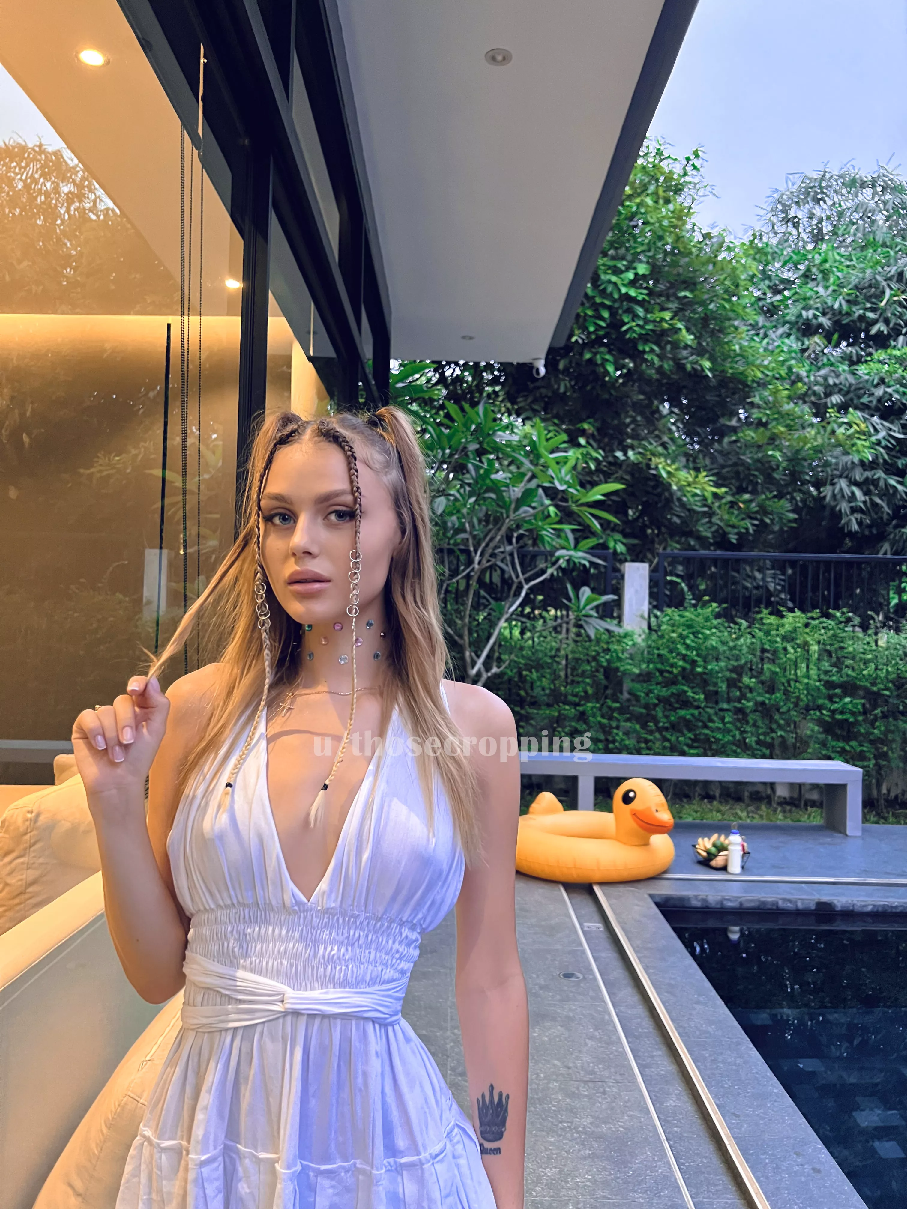 the dress is tight enough to see the nipples😈😎