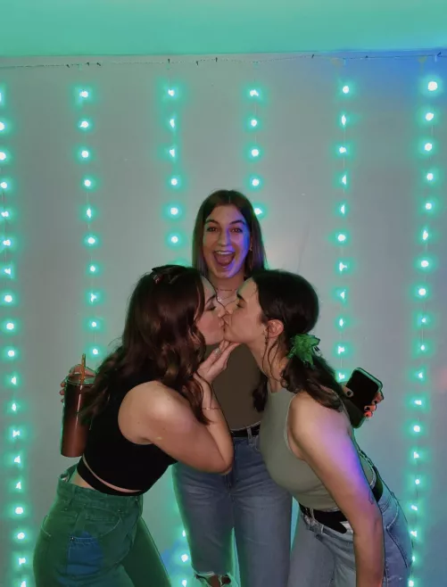 This chick just loves to kiss girls I guess