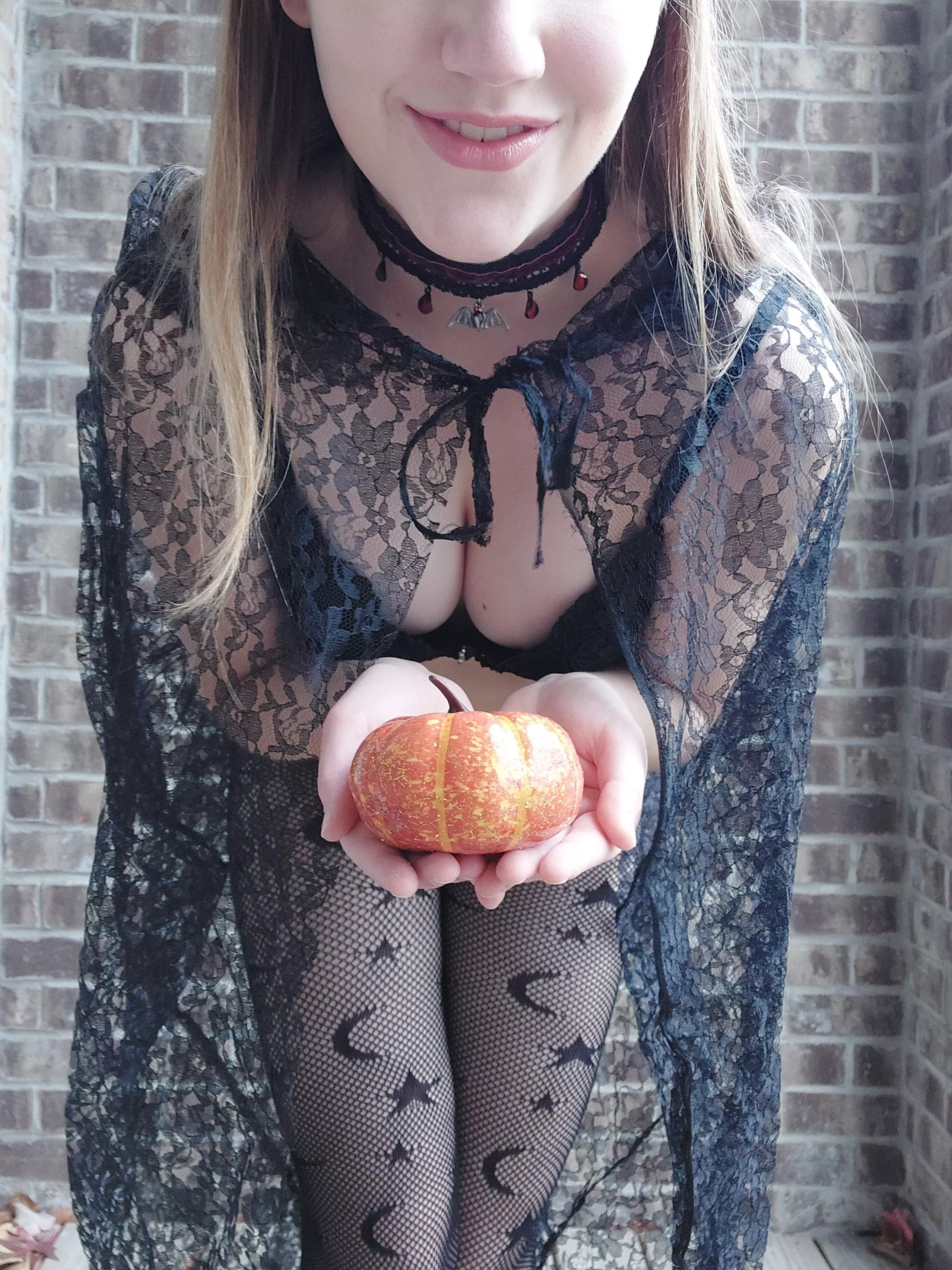 Trick-or-treat! I'll give you something good to eat!🥰🎃