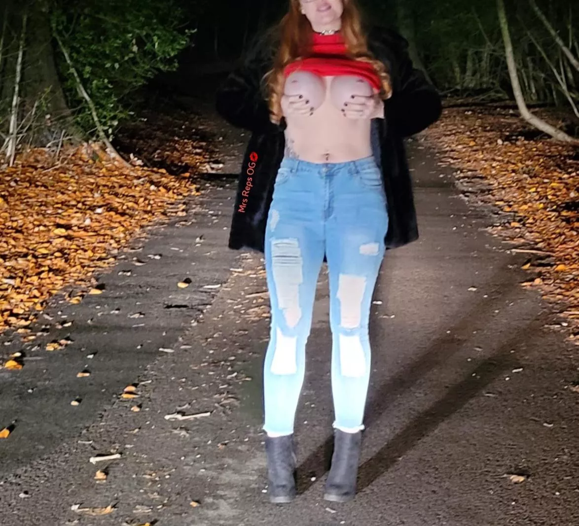 What you'll get if you take this classy girl to dinner in a park restaurant