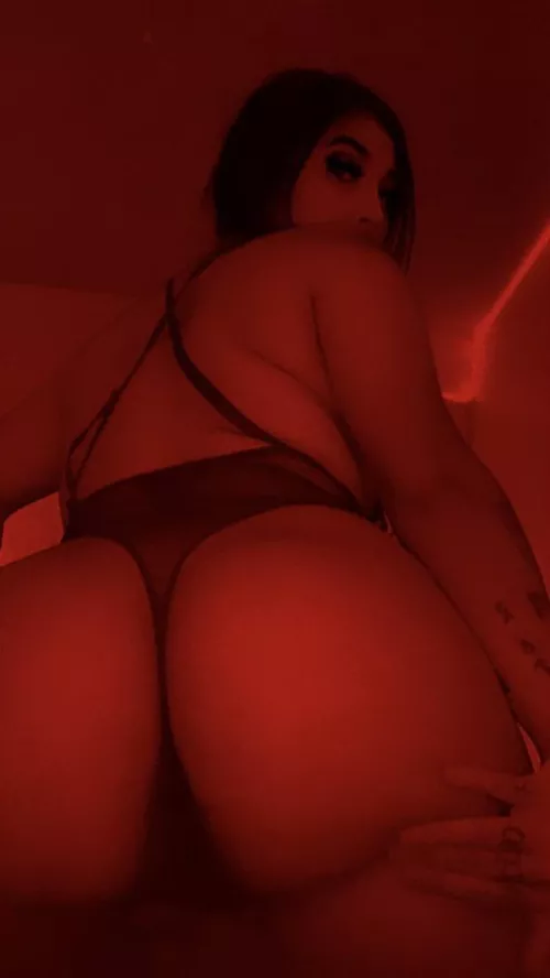 who’s horny and wants to play <3 add my snap @miatay.03