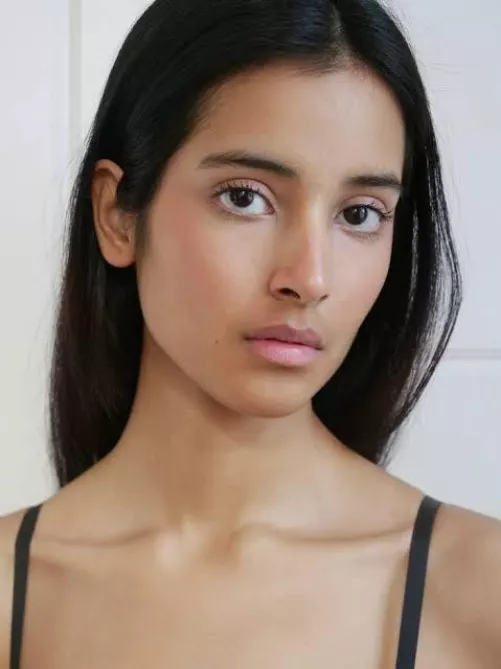 Who’s she? Anyone has her leaked mms? Pls help