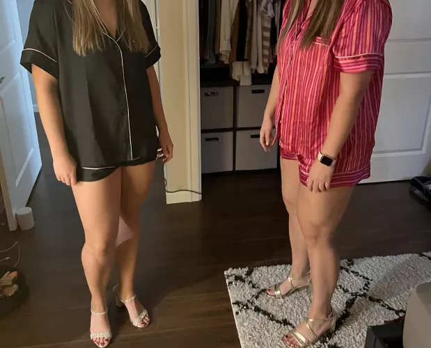 Whos thighs are bigger?🤓