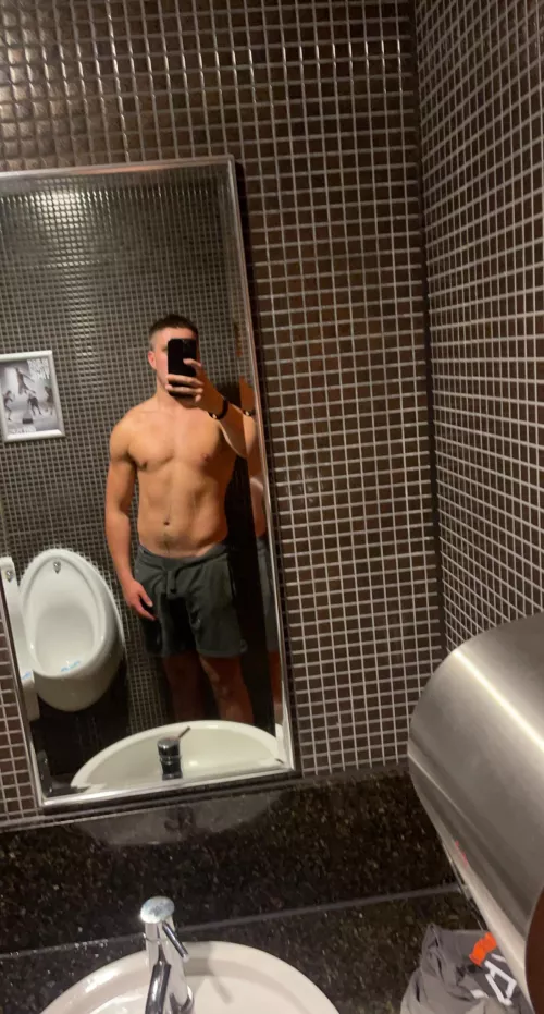 23M and we’ll hung. I’m looking for single females or couples to have fun with, based near Swindon but can travel