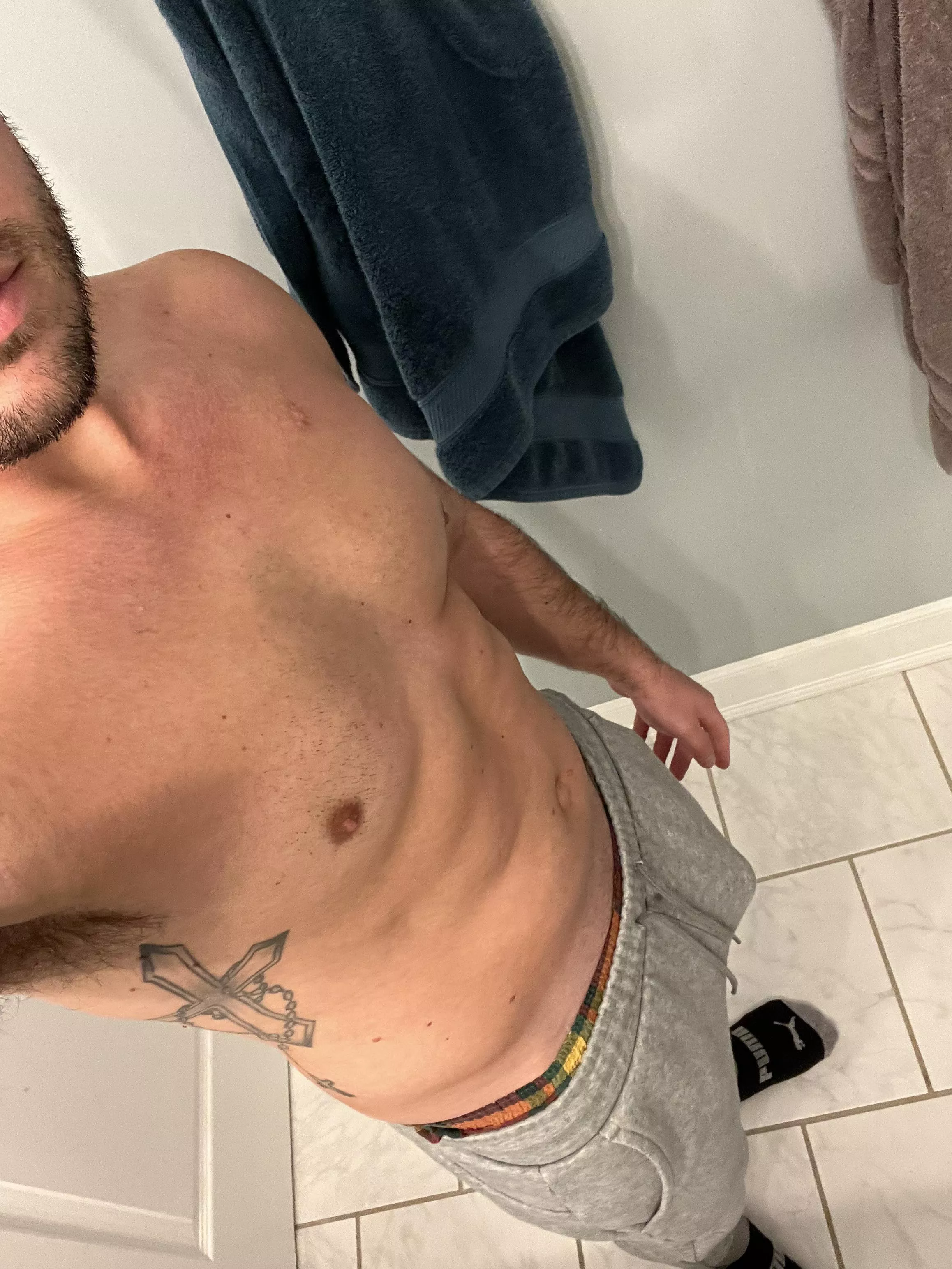 A little grey sweatpant chillin before shoulders 💪 [m]