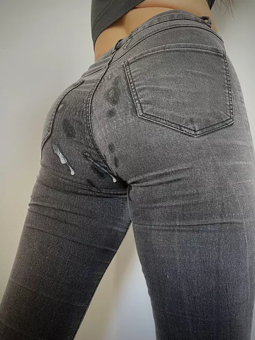 Ass so perfect he came on it in jeans