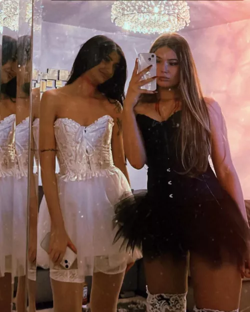 Besties 👯‍♀️ left or right? Who’s coming home with you?