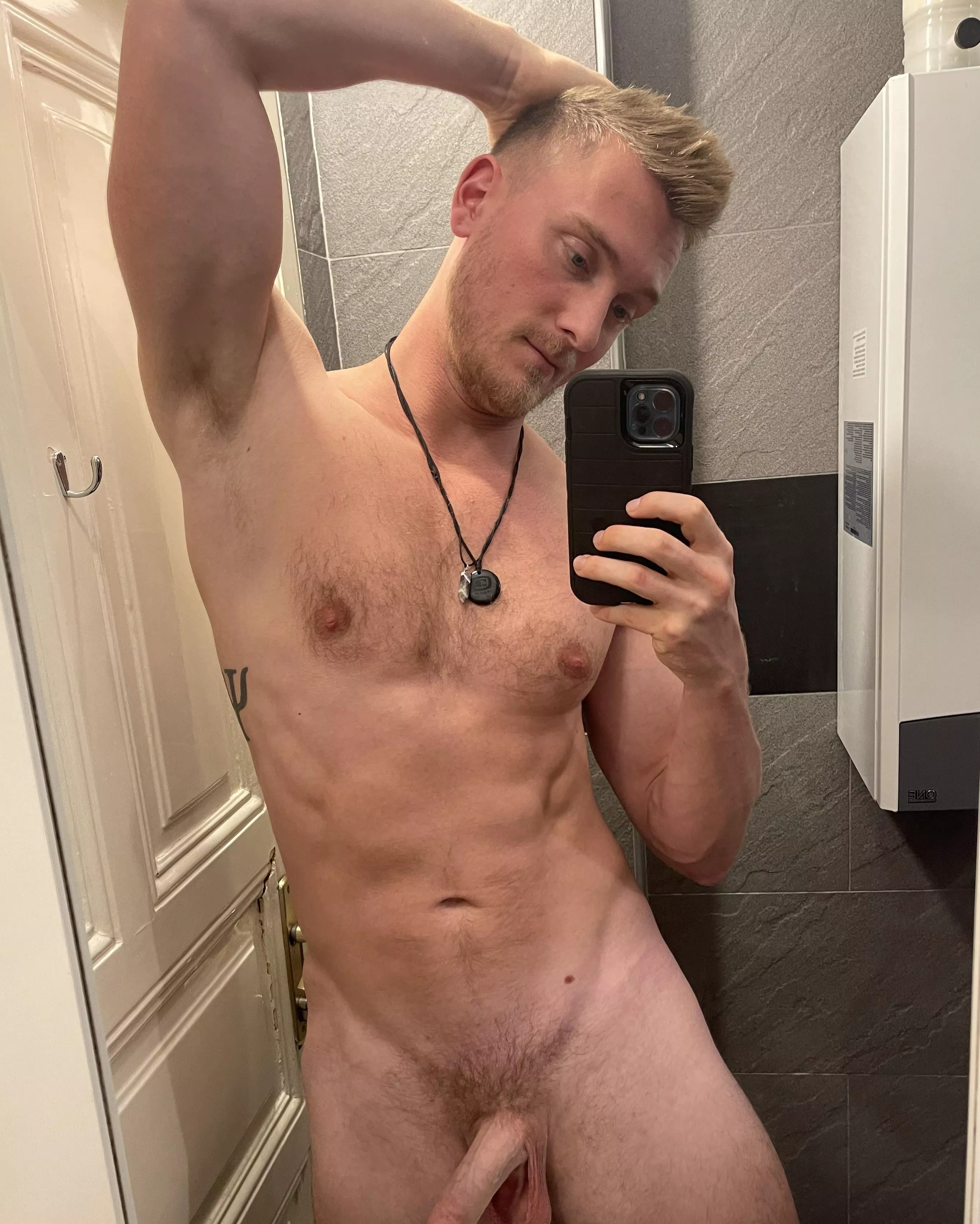 Comment if you’d get on your knees for me 😈