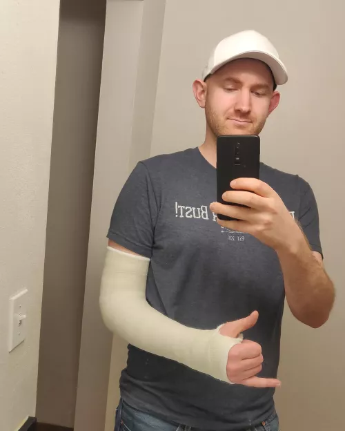 Got a cast on for 4 months, who wants to sign 😁