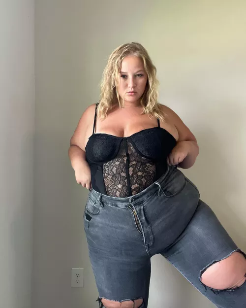 Hi there! Come check out my new page 🖤