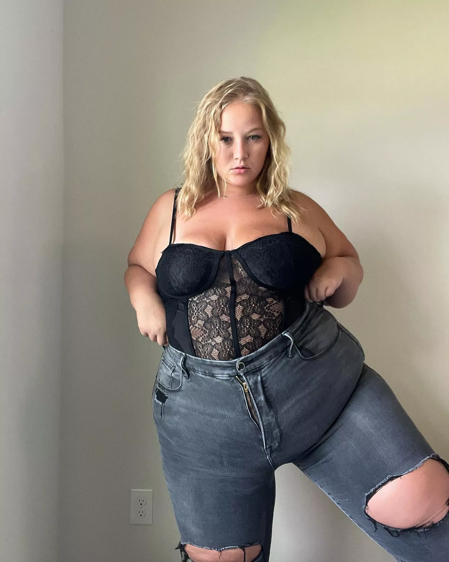 Hi there! Come check out my new page 🖤