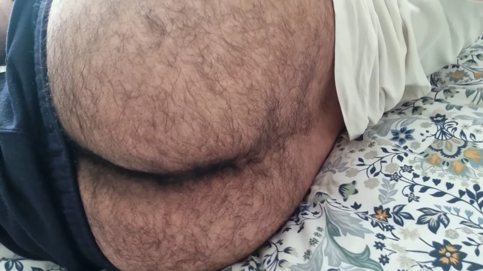 Hope everyone likes a nice hairy 🍑