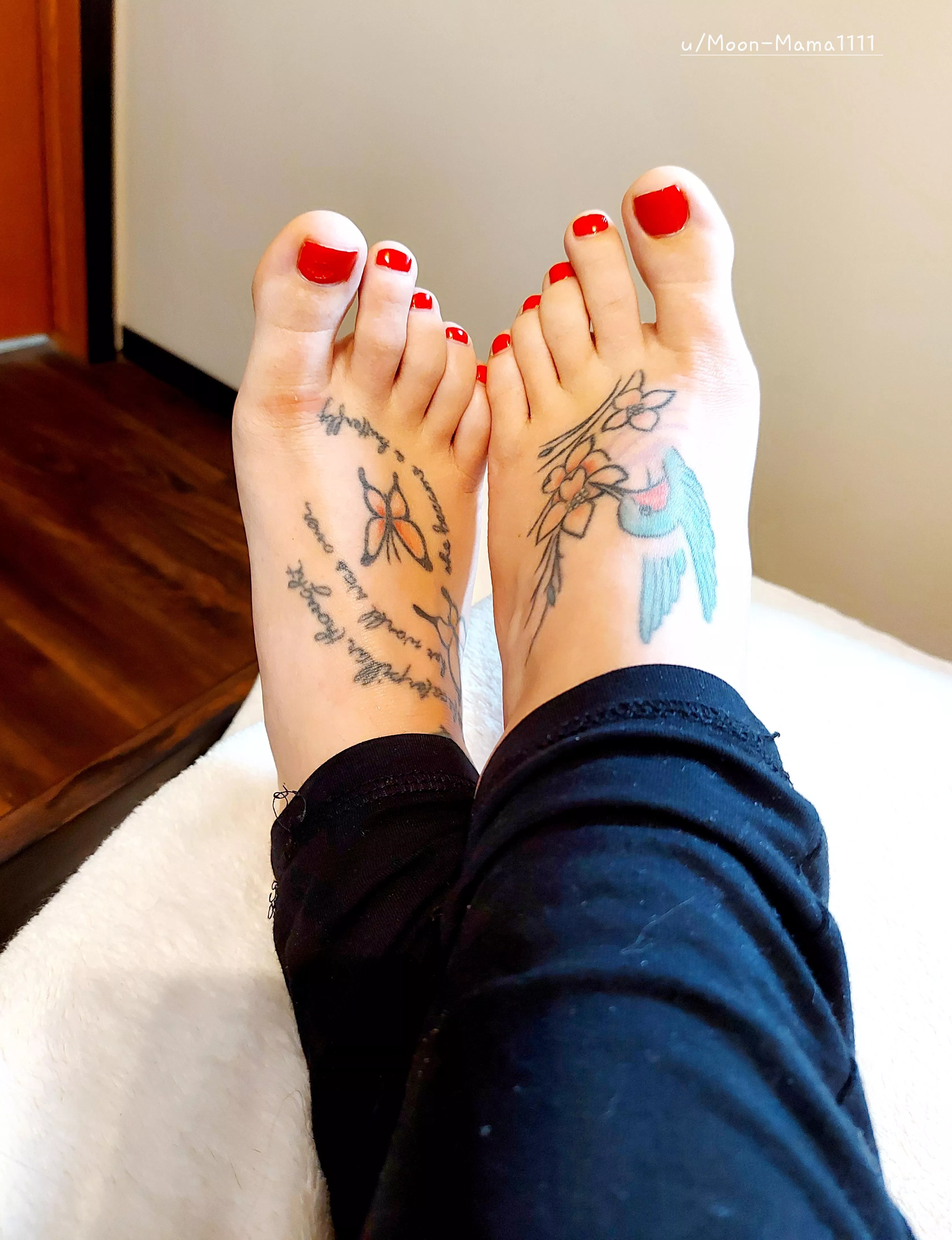 Hot girls do red nails. Or at least that's what I've heard. 😉