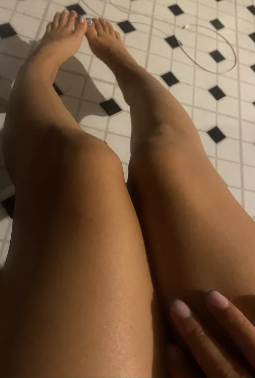 I want my whole leg licked from thigh to feet