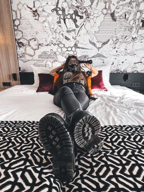 Leather pants surely are mesmerizing 😏