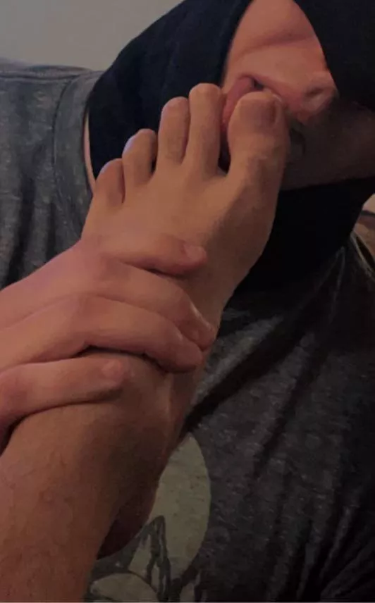 My boyfriend loves my feet