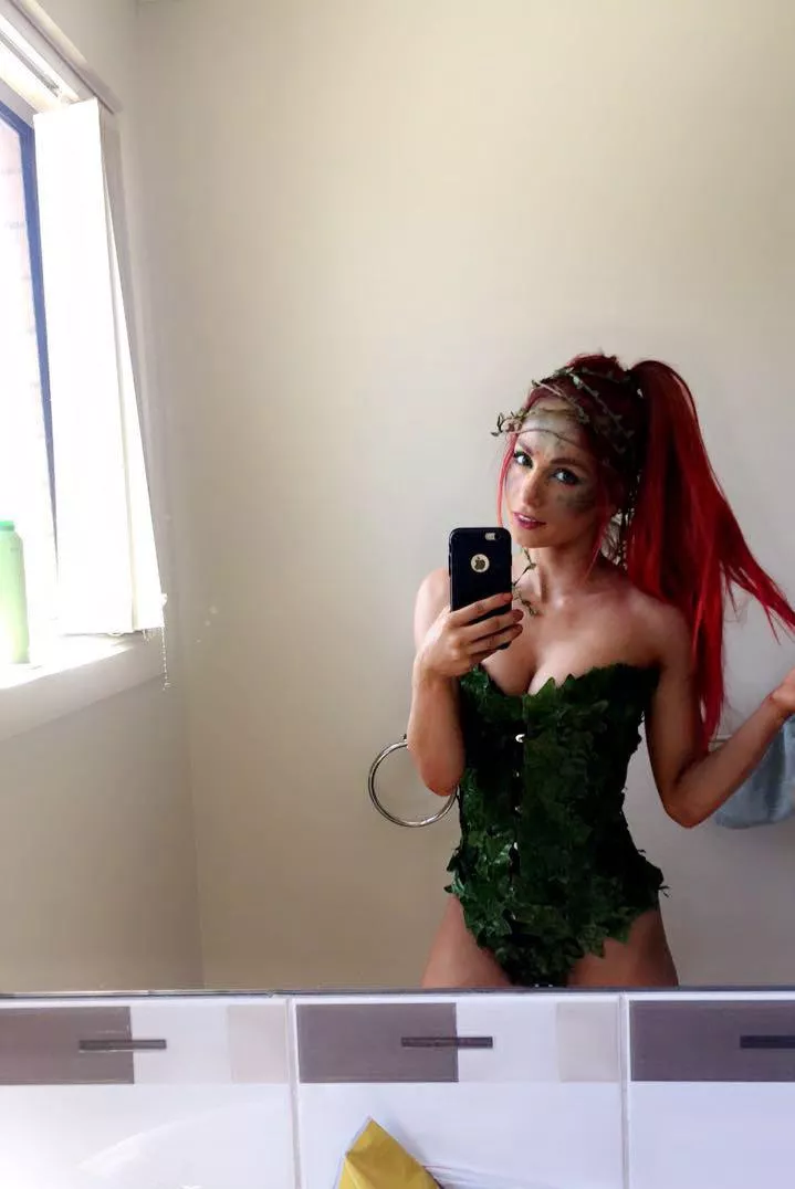 Poison ivy, what do you think? Made the costume myself :) ( was not comfortable 🍃🌱😝)