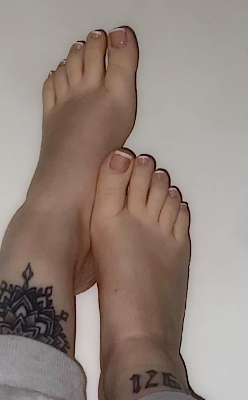 Pretty lil feet🥰