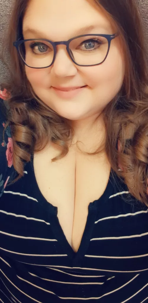 running detention today. anyone wanna cum join me? I'd let you bend me over my desk and record it.😘