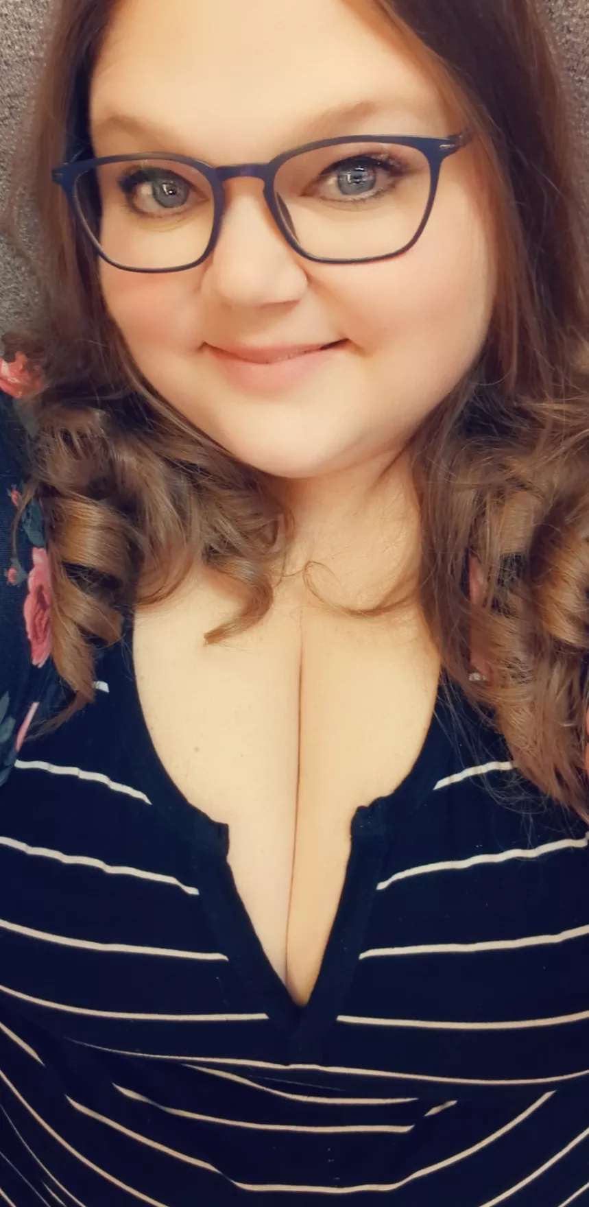 running detention today. anyone wanna cum join me? I'd let you bend me over my desk and record it.😘