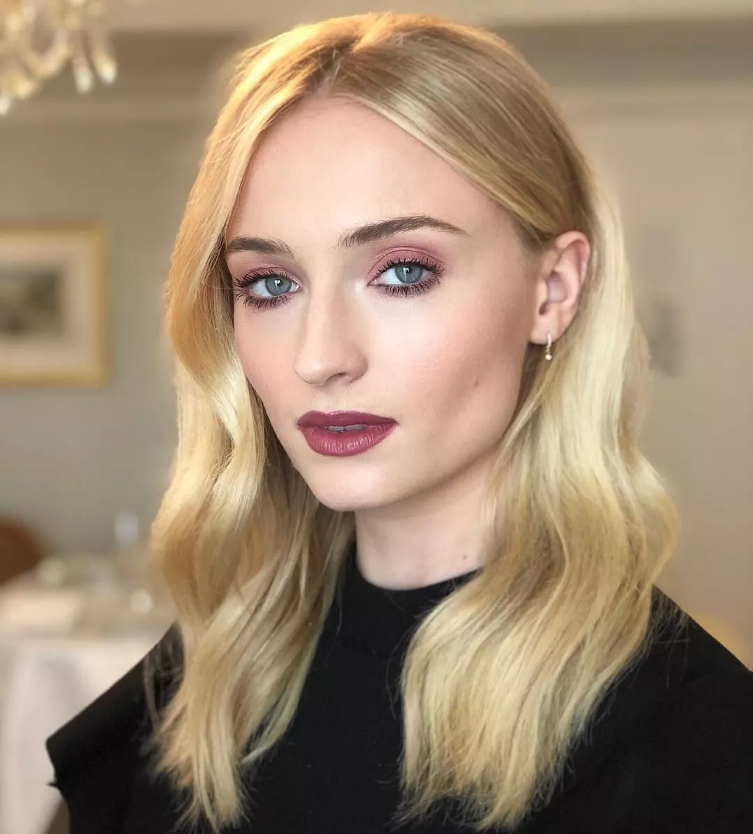 Sophie Turner melts my mind so bad, she is a great choise for starting NNN for my fist time. I wanna edge so bad gooning till I get crazy for her.