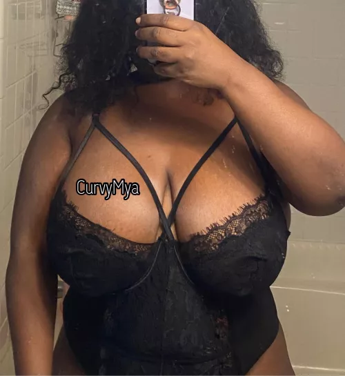 This outfit holds my saggy boobs good huh